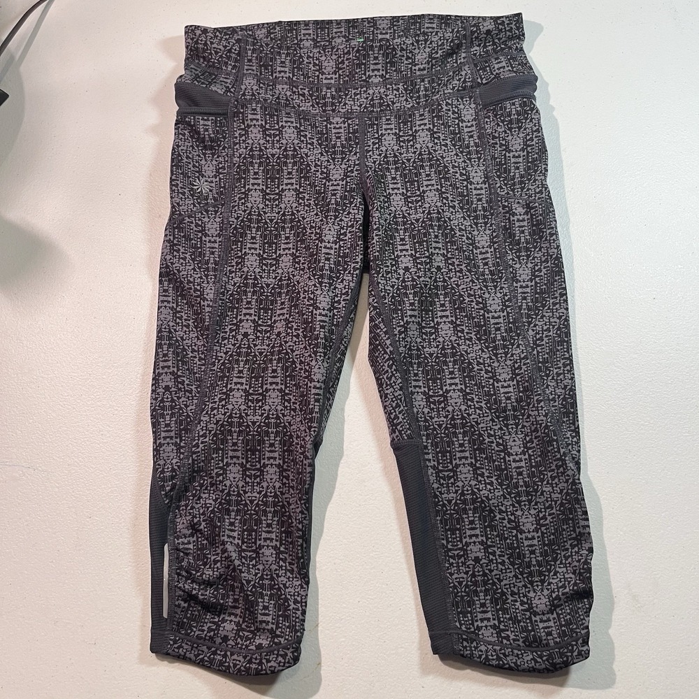 Athleta Women's Capri Leggings Size Small EUC Black‎ Grey Patterned